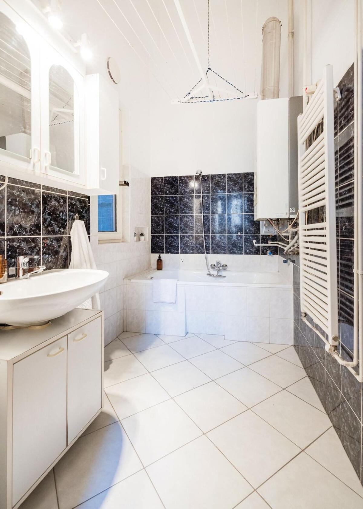 Mh008-secluded Spacious Oasis-best Location In Downtown *