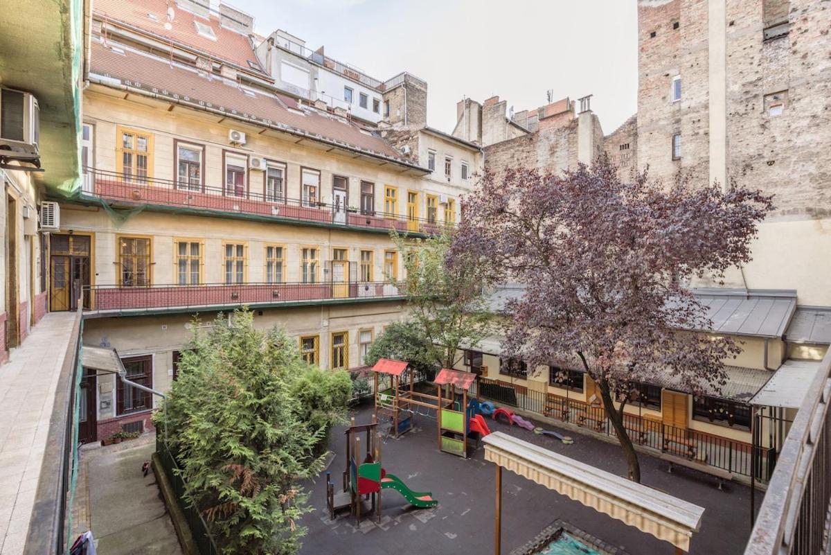Mh008-secluded Spacious Oasis-best Location In Downtown Appartement Budapest
