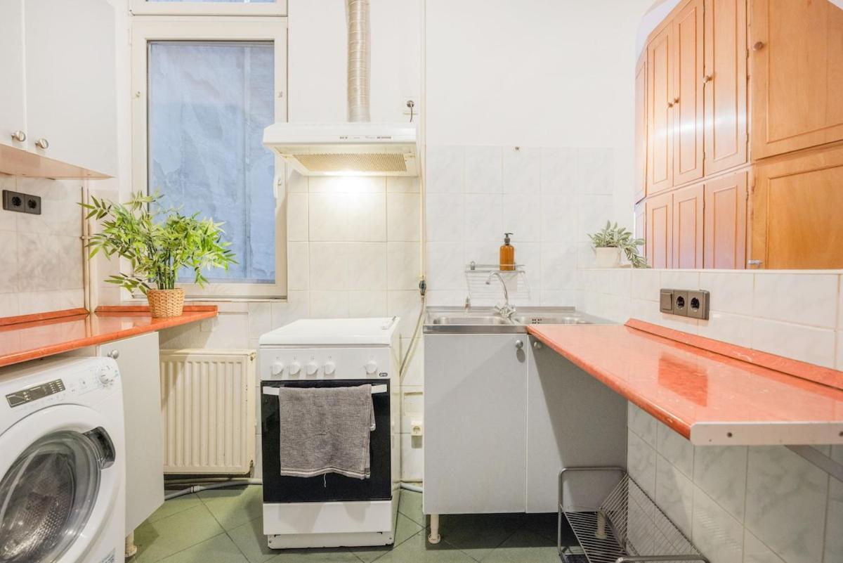 Mh008-secluded Spacious Oasis-best Location In Downtown Appartement Budapest