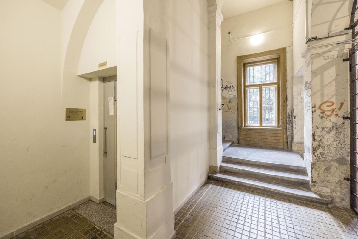 Mh008-secluded Spacious Oasis-best Location In Downtown Appartement