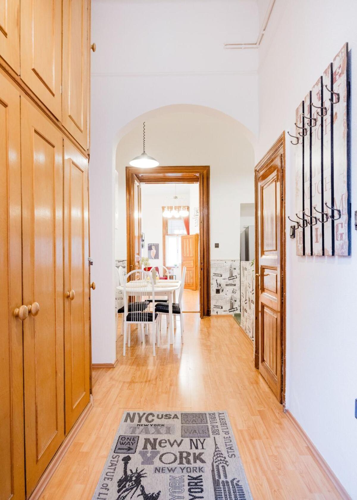 Mh008-secluded Spacious Oasis-best Location In Downtown *